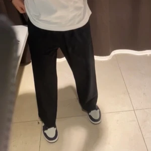 Weekday byxor - Säljer mina sjukt snygga weekday byxor då jag vill få in lite julklappspengar. Perfekta byxor för dig som vill ha lite bredare byxor, de är storlek S! Använda Max 5 gånger. Nypris 600kr köpta i Stockholm, inga flaws de är som nya! Tror även att de är slut på de flesta ställen så passa på nu!