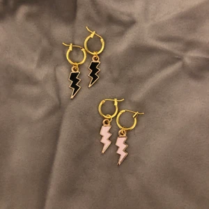 Örhängen  - Nya blixtörhöngen! Finns både i svart och rosa blixt! Kostar 99kr (inkl frakt) Följ min instagram för mer fina smycken @alvas.z 🤍⚡️