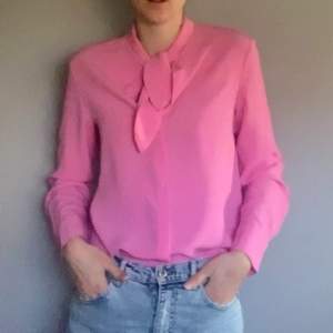 Jättefin rosa blus/skjorta från & other stories. Använd 1 gång, jättefint skick! 