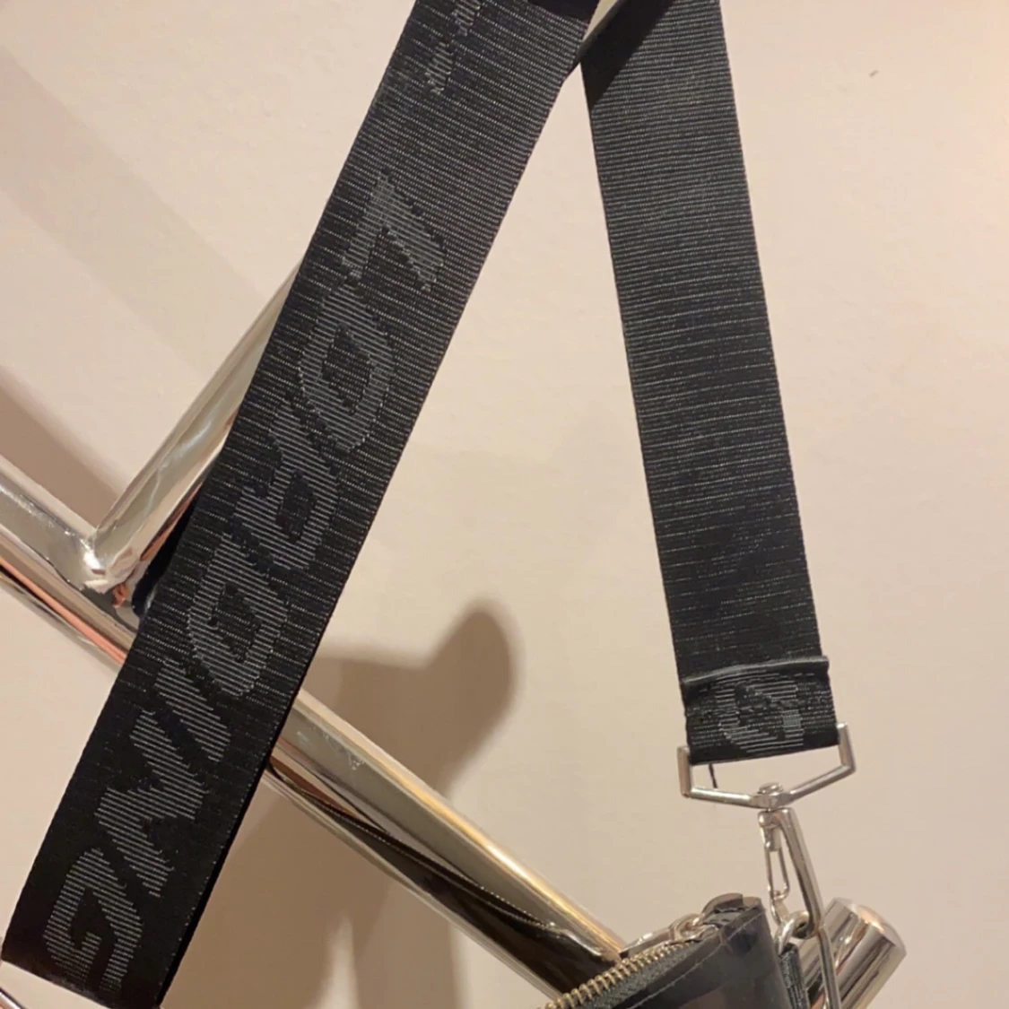 Genomskinlig svart väska - 91