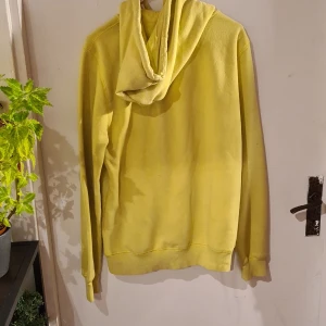 Gul hoodie - Säljer en gul tjocktröja, knappt använd 