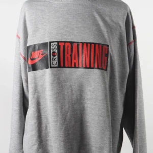 Vintage Nike sweatshirt/ collegetröja - Fin vintage tröja från Nike strl M passar större och Linder oxå. Se bilder för skick. Bud från 250kr ☺️☺️