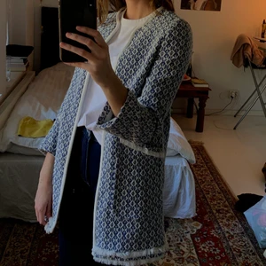 Jacka/kavaj - Säljer min fina kappa/kavaj från Zara som är sparsamt använd. Köparen står för frakten! 