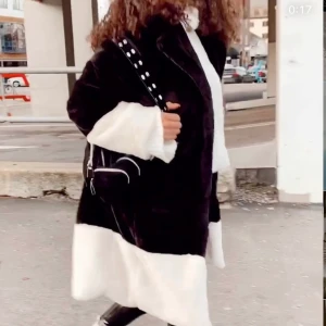 Faux fur kappan - Skicket är som nytt! Älskar den här faux fur pälsen men fungerar på att sälja! Budet startar från 180kr!♥️ (tar endast Swish, köparen står för frakt)