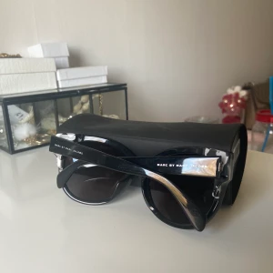 Äkta Marc by Marc jacobs - Solglasögon från Marc jacobs, används fåtal gånger därav säljer jag dem! Helt fläckfria, inte en repa och fodral ingår! Nypris 1499;- pris kan diskuteras vid snabb affär:) 