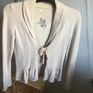 odd molly cardigan  - Bege cardigan från odd molly. Nästan aldrig använd. Bra skick. 