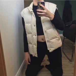 Magtröja från uo - Magtröja från urban outfitters. Är en large men sitter rätt tajt på så är mer av en s. Har använt ett fåtal gånger. OBS! Allt jag lagt upp ska bort till slutet av denna månad! Buda pruta gärna, fri frakt på köp av 2