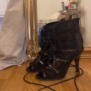 Stilettklackar Joheela 10 cm - Säljer mina otroligt snygga och bekväma stilettklackar ifrån Joheela, specialdesignade för danssyfte - alltså bekväm mjuk sula och bra underlag. Har bara använt dom en gång och säljer dom för att de tyvärr är aningen för höga för syftet jag ska använda dom till ( 10 cm klack). Annars skönaste klacken jag gått i. De har zipup i hälen och knytning i fram för bästa support.