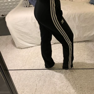 Adidas Track Pants strl S - Skitsnygga och bekväma, dom är lite ”finare” än standard mjukisbyxor, sparsamt använda. Kommer tyvär inte till användning längre. Det finns även en dragkedja längst ner på benen som jag inte fick med på bild. Pris kan diskuteras <3
