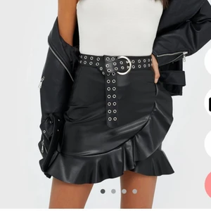 Skinnkjol  - Skitfin läderimiterad kjol som jag aldrig andvänd då jag bär st xs!💖 