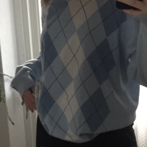 argyle tröja  - säljer min superfina blåa argyle tröja 🐳🐳 från ”atlant” men köpt 2hand :) storlek L så sitter perfekt oversized på någon med S/M 🥰 inga defekter! hör av er vid frågor eller bud <3 LEDANDE BUD: 320 KR + FRAKT!! BUDGIVNING AVSLUTAS TORSDAG 20:00