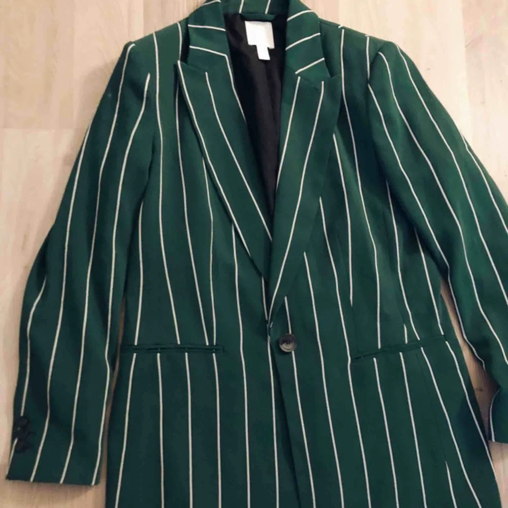 Nästintill oanvänd kostym från H&M. Supersnygg att använda hela setet eller separat. Storlek 38 men passar från 36-40 beroende på hur man vill att den ska sitta💚  Köparen står för frakt 66:- . Kostymer.
