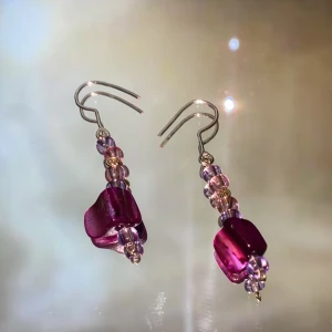 Örhängen - Ett par handgjorda örhängen med lila glaspärlor✨ kroken är av silvertråd, och frakten ingår i priset🌟                                                                                —————————————————————                                                                                  Kika gärna in på min profil, säljer en massa olika handgjorda smycken💃🏼 perfekt till dig själv eller i present till någon❣️✨