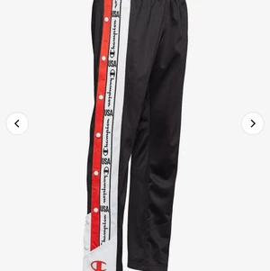 Popper pants från Champion strl XS men passar S  - Säljer dessa ascoola byxor då de inte kommit till användning tyvärr. Inköpta från junkyard för ca ett år sen men har aldrig används. Pris kan diskuteras.