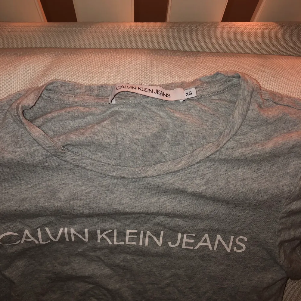 En jätte fin äkta Calvin Klein T-shirt. Använd ett fåtal gånger, nypris 400 säljer för endast 135. Storlek XS men passar även S💖💖. T-shirts.