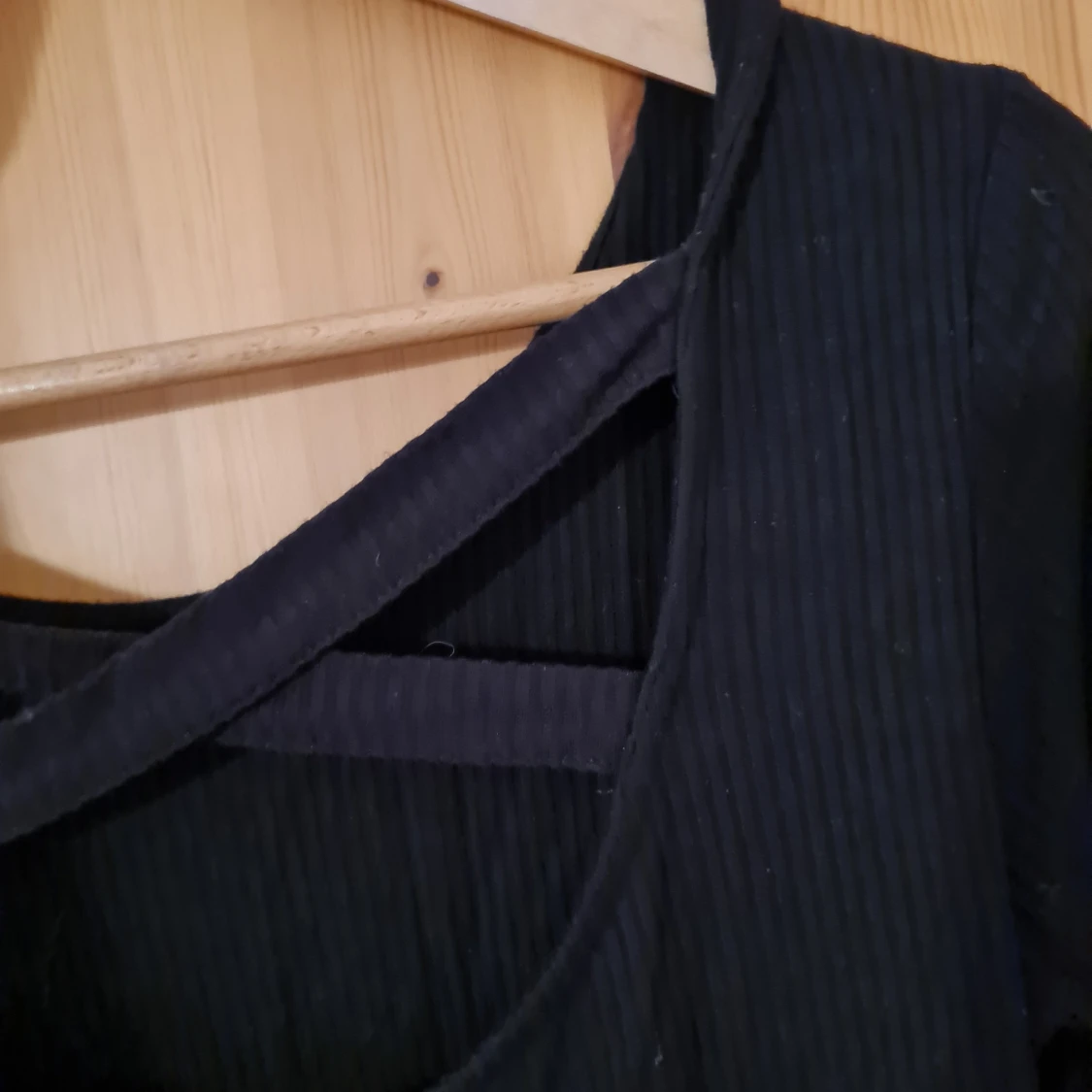 Svart tröja med korsad baksida - 91