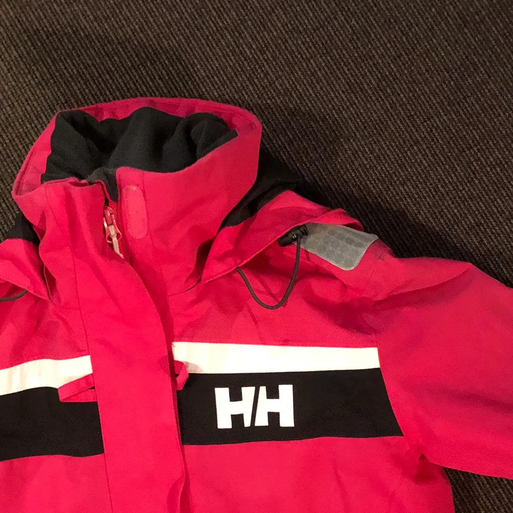 Säljer min Helly Hansen jacka i storlek medium!! Det är en regn och vindjacka som kan användas i alla väder. Jackan har även en luva!! . Jackor.