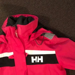 Helly Hansen jacka  - Säljer min Helly Hansen jacka i storlek medium!! Det är en regn och vindjacka som kan användas i alla väder. Jackan har även en luva!! 