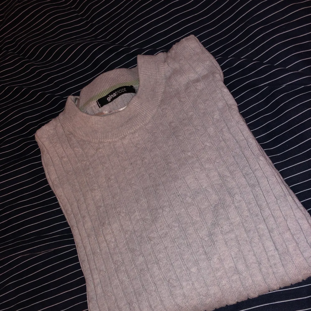 En grå stickad tröja från ginatricot. Är i bra skick fast att den har blivit buren ett par antal gånger. Frakten ingår inte i priset!. Skjortor.