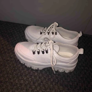  - Skor från Nelly. Använda 1 gång. Väldigt bra material och lätta att torka av. De är storlek 37 men dom är lite förstora för mig som har 37 vanligtvis så dom skulle passa någon som har 38 också