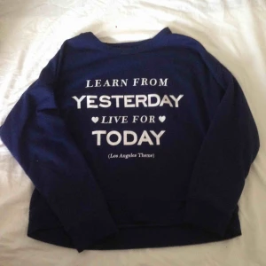  - Superfin croppad tröja. Något kortare ärmar. Mycket bekvämt tyg. Passar perfekt till en bekväm outfit. Köpt i Italien.