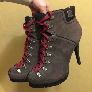  - Säljer dessa helt oanvända klackskorna från Replay. Storlek 38 med snörning framtill som man kan justera storleken med. Köpta i USA för $200. Frakt på 62kr (spårbar) tillkommer, ansvarar ej för postens hantering. Kan också mötas i Borås eller Kungsbacka.