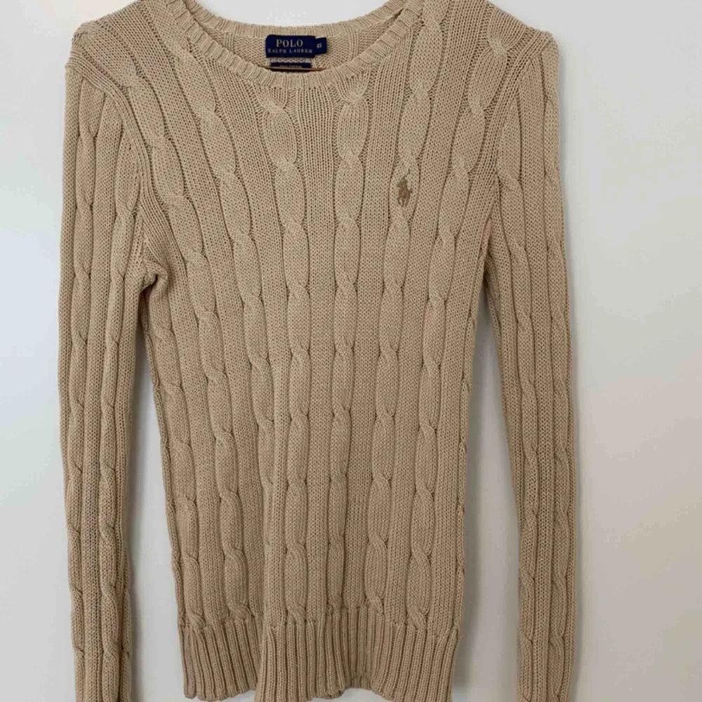 Kabelstickad tröja från Ralph Lauren i storlek XS. Använd ett fåtal gånger. Säljer då jag inte får användning för tröjan. Köparen står för frakt. Pris kan diskuteras. Tröjor & Koftor.