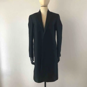  - Svart silkeskappa från H&M studios, tryckknappar