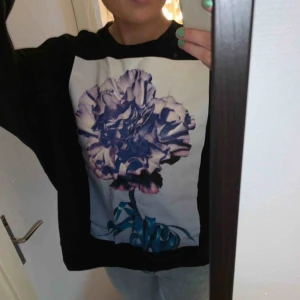  - Sweatshirt med tryck från weekday Oversized 