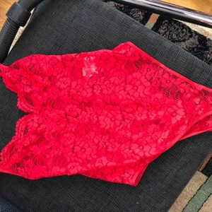  - fin röd spetsbody från carlings. endast testad aldrig använd. inköpt för 300kr.