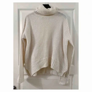  - Mysig stickad tröja i storlek L men skulle säga att den är mer en M/S. Frakt tillkommer