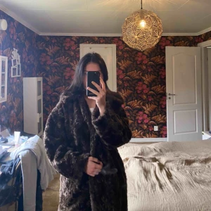  - En kappa ifrån weekday, fuskpäls. Väldigt fin och i bra skick, använd ett fåtal gånger men i väldigt bra skick!  Kan mötas upp i Stockholm men kan även frakta men då står köparen för frakten!!!