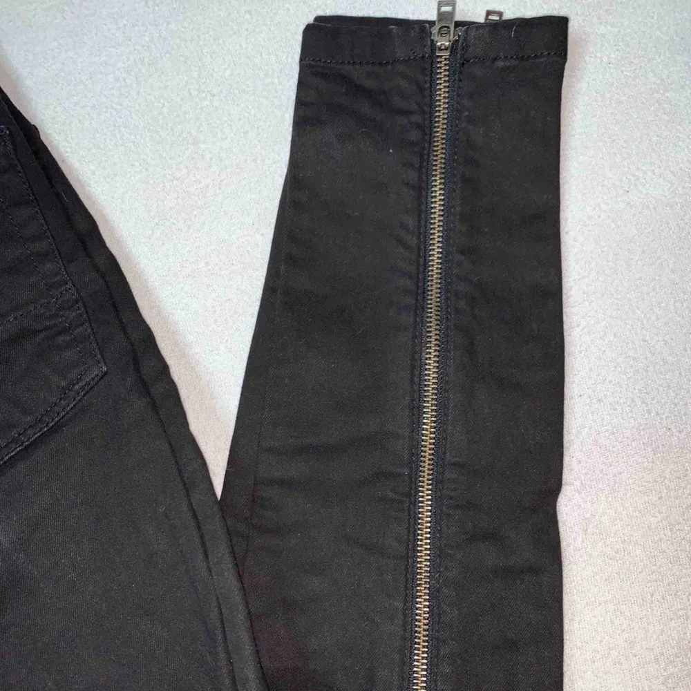 Svarta jeans från Denim is dead i storlek 26 med dragkedjor!! Som nya . Jeans & Byxor.