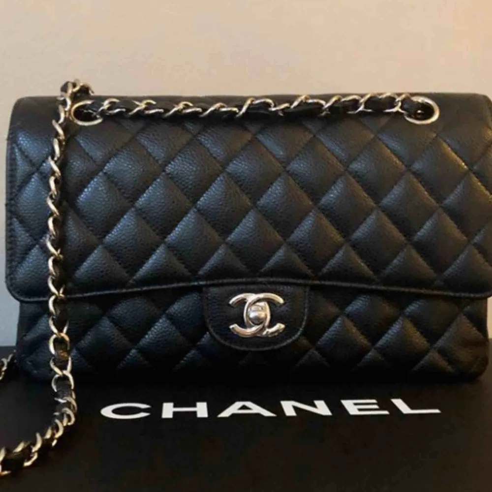 Söker en Chanel double flap medium väska i svart silver (fejk) skriv till mig om du säljer en :). Väskor.