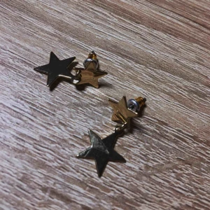  - fina små örhängen med stjärnor på, aldrig använt dem då det inte riktigt är min stil! frakt på 9kr tillkommer :)