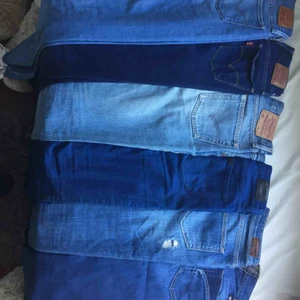  - Säljer märktes jeans i super bra skick. De passar mig inte längre. 1. Diesel (bild 2) 2. Maison Scotch (bild 3) 3. Lee Scarlett High W25 L33 4. Såld 5. 6. Levis 710 super skinny -mörka W24 L32 -ljusa W25 L32  Mera bilder vid intresse 