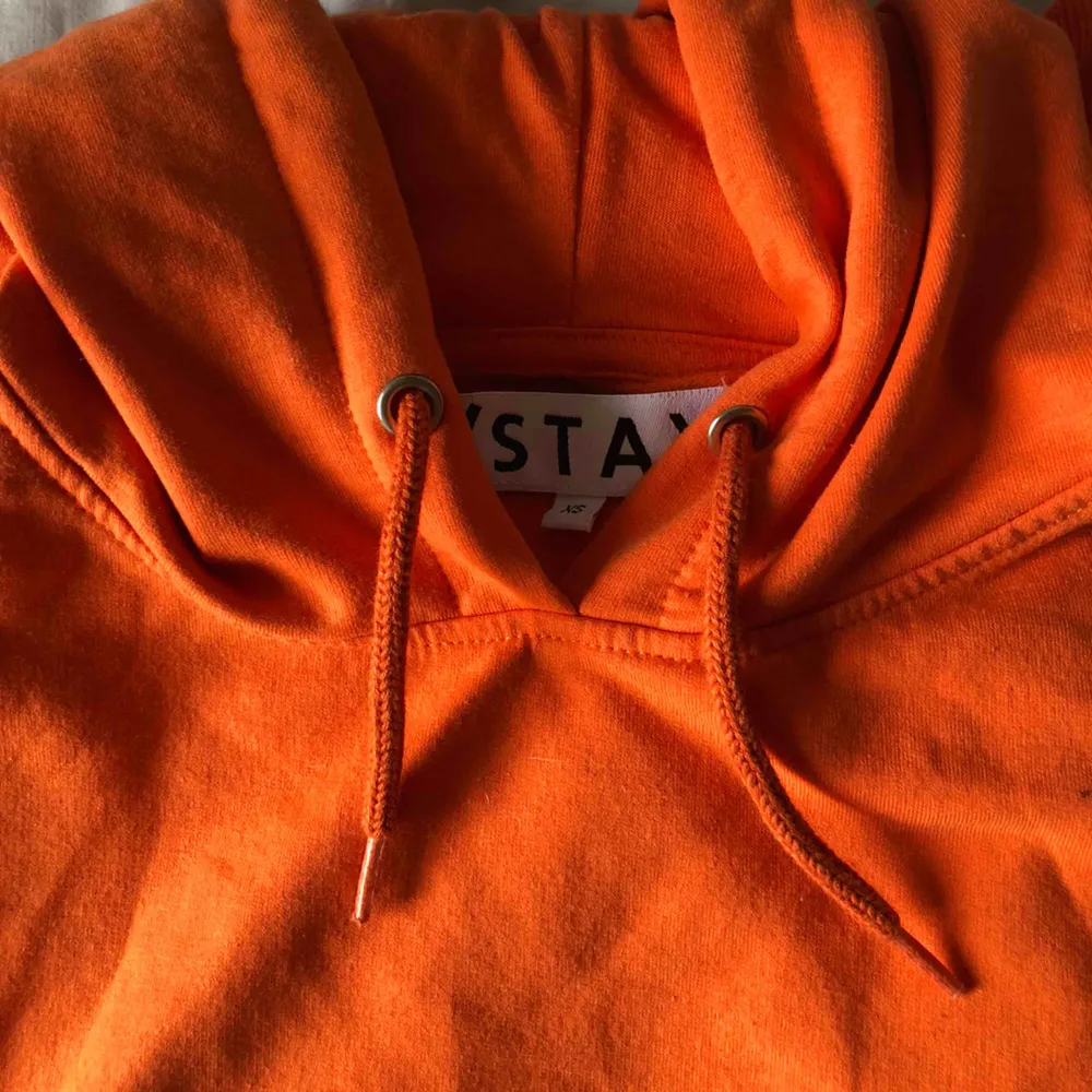 Orange hoodie med snören köpt på Carlings. Den kommer från märket STAY. Den är i samma skick som när jag köpte den och den är inte nopprig.  Storlek XS Köparen står för frakt💕. Hoodies.