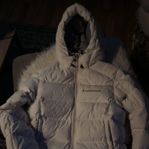 - Tänkte kolla om det finns något intresse för denna vita dunjacka från peak performance i stl S? Använd en halv vinter, och är väl omhändertagen och fortfarande vit. 🌸 Är du intresserad släng iväg ett meddelande. 