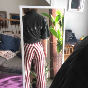  - Flow byxor perfekta till både mys och finklädd Fraktkostnad tillkommer  