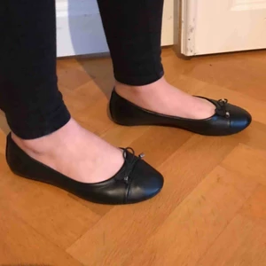  - Fina ballerina skor med en rosett i fram. Älskar dessa fast de är stora för mig.