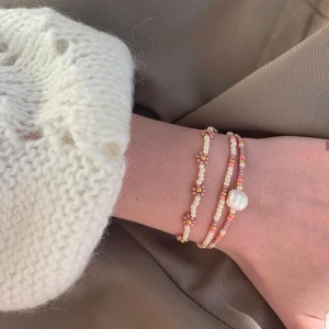 Handgjorda smycken  - Säljer jättefina handgjorda smycken. Kontakta mig för egen beställning.🦋🌸🦋