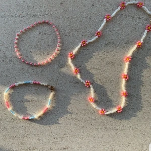 Handgjorda smycken  - Armband: 30kr Halsband: 60kr Kontakta mig för egen beställning🌼