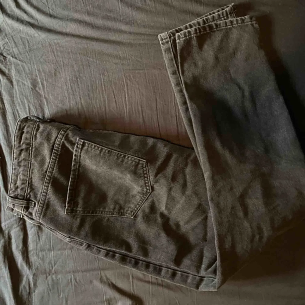 Ett par nya mom jeans från Gina. Säljer för att dom ej kommer till användning. Helt oanvända. Jeans & Byxor.