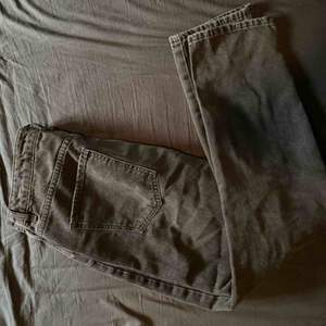 Ett par nya mom jeans från Gina. Säljer för att dom ej kommer till användning. Helt oanvända