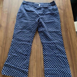  - ETT PAR FINA BYXOR! I storlek: M. Knappt använda, i väldigt gott skick! 😊 Går att mötas upp i Stockholm eller frakta (köparen betalar för frakten) Betalning via Swish ✅