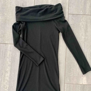  - Jättebekväm ribstickad, off-shoulderklänning! använd 1 gång. väldigt stretchig så passar flera storlekar! Frakt tillkommer