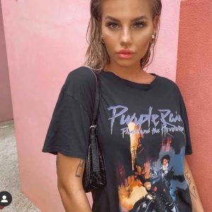  - Helt ny purple rain-tröja från Boohoo som endast är testad. Är en storlek S petite men är ganska stor i storleken därför jag säljer, jag är vanligtvis Xs. Kan frakta🧡