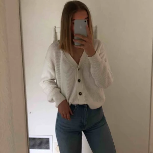  - En skön vit stickad tröja med knappar från Gina Tricot. Köpt för lite mer än 1 år sedan och endast använd max 5 gånger. Sticks ej!   Betalning sker via swish och köparen står för frakten!