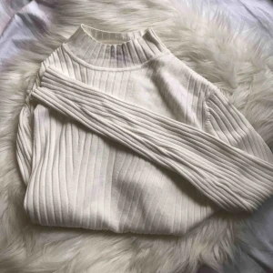  - Skön ribbad tröja med låg polokrage. Passar även en M. (Säljer på grund av att den aldrig kommer till användning). Köparen står för frakten😊
