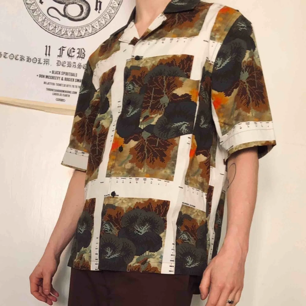 Kortärmad skjorta från Acne AW19. Nyskick! Storlek 48, men stor i storleken. Påminner lite om en hawaiiskjorta. 🌺🏝  Tyvärr är kvittot borta och minns inte vad den köpts för. 🤷🏻‍♀️ Men liknande skjortor kostar över 2000kr, så detta är ett kap!. Skjortor.